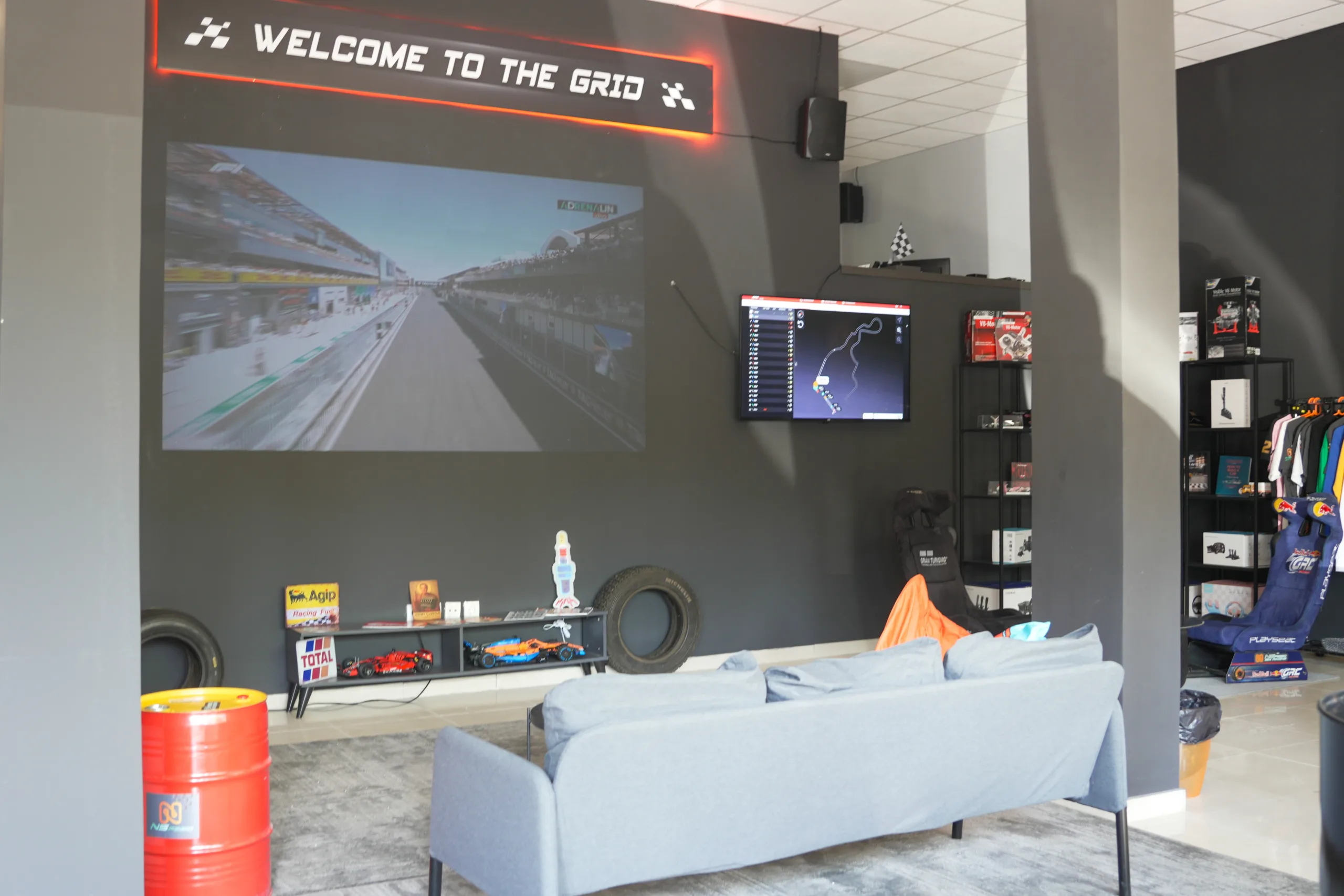 Učesnici prate trku u NSpeed lounge prostoru